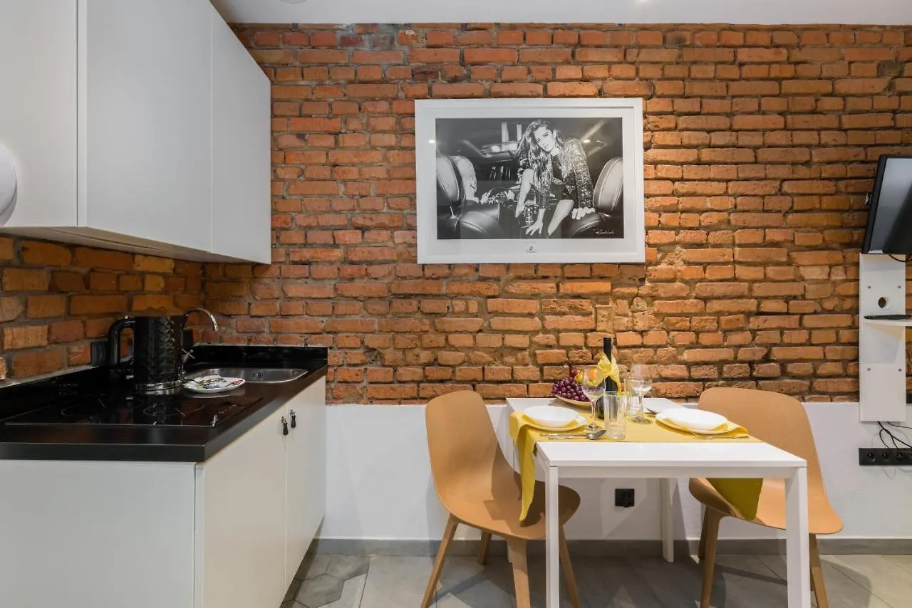 Old Town Underground Level Apartments By Renters Poznań Polska