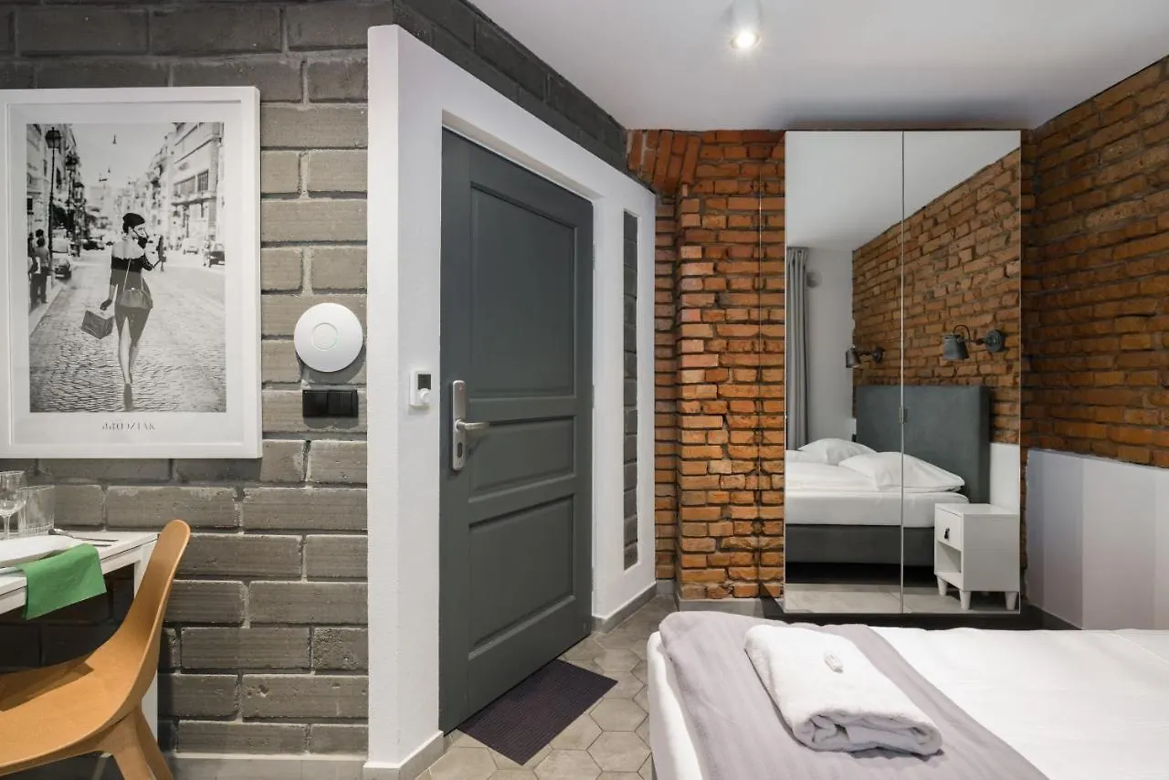 Old Town Underground Level Apartments By Renters Poznań